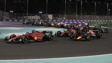 Verstappen doma Leclerc y se impone en Arabia Saudí