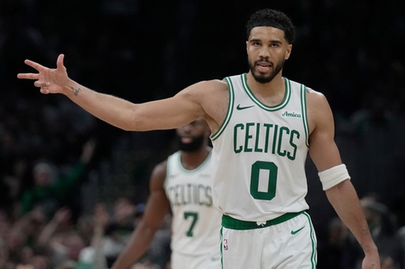 Jayson Tatum (0) de los Celtics de Boston gesticula durante el partido contra los 76ers de Filadelfia, el domingo 19 de abril de 2026, en Boston. (AP Foto/Robert F. Bukaty)