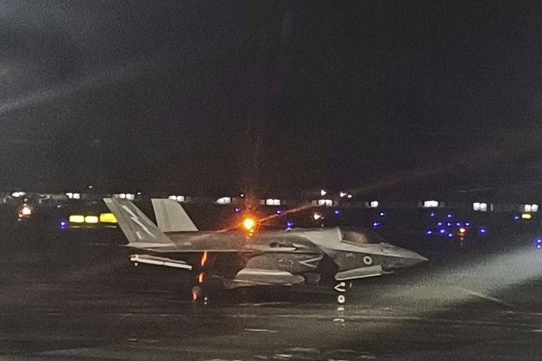 Un avión de combate británico F-35B, que quedó varado desde el 14 de junio de 2025, en el Aeropuerto Internacional de Thiruvananthapuram, en el estado de Kerala, en el sur de India, el 26 de junio de 2025. (AP Foto)