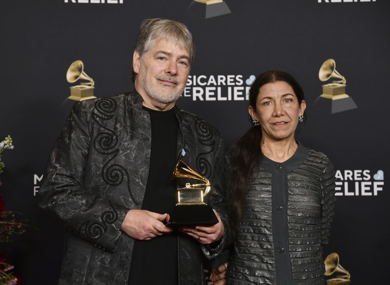 Bela Fleck, izquierda, y Liana Corea posan en la sala de prensa después de recibir el premio al mejor álbum instrumental de jazz por Rememberance, durante la 67ª entrega anual de los premios Grammy el domingo 2 de febrero de 2025 en Los Ángeles. (Foto Richard Shotwell/Invision/AP)