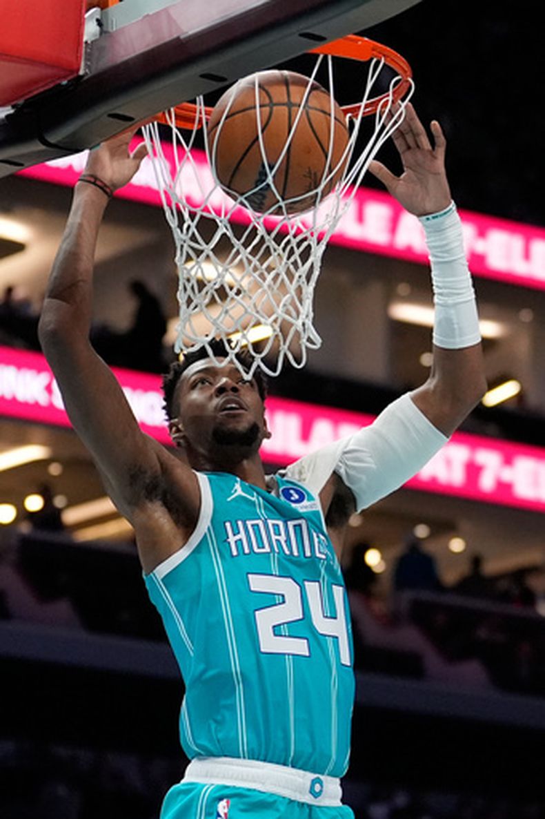 El alero de los Hornets de Charlotte Brandon Miller clava el balón en el encuentro ante los Mavericks de Dallas el martes 3 de marzo del 2026. (AP Foto/Chris Carlson)