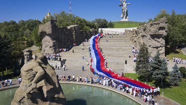Putin elogia bandera nacional y autodeterminación de Rusia