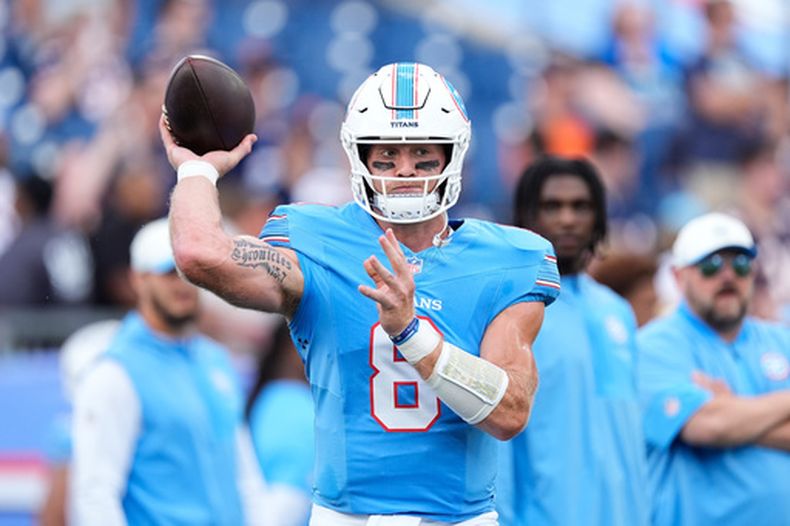 El quarterback de los Titans de Tennessee Will Levis calienta antes del encuentro de pretemporada ante los Bears de Chicago el sábado 29 de agosto del 2026. (AP Foto/George Walker IV)