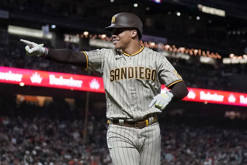 El dominicano Juan Soto de los Padres de San Diego señala mientras celebra su cuadrangular de dos carreras en la 7ma entrada del juego ante los Gigantes de San Francisco, en San Francisco. Martes 26 de septiembre de 2023. (AP Foto/Jeff Chiu)