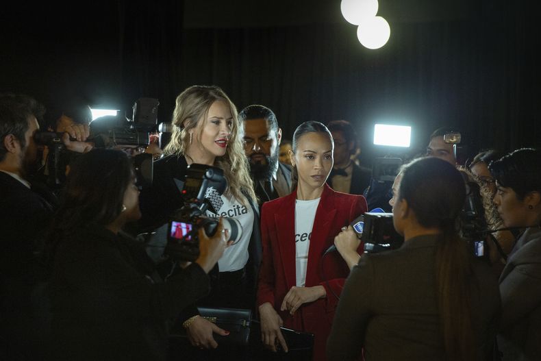 Esta imagen difundida por Netflix muestra a Karla Sofía Gascón, izquierda, y Zoe Saldaña en una escena de Emilia Pérez. (Shanna Besson/Netflix vía AP)