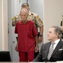 Joseph Czuba, de 71 años, llega a sala del tribunal del condado Will, Illinois, para su lectura de cargos por el asesinato de Wadea Al-Fayoume, un niño musulmán de 6 años, en el juzgado del condado, el lunes 30 de octubre de 2023, en Joliet, Illinois.(Foto AP/Charles Rex Arbogast)