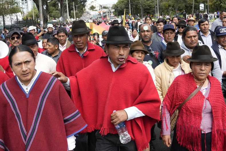 Archivo - Leonidas Iza, centro, presidente de la Confederación de Nacionalidades Indígenas, encabeza una marcha hacia la Asamblea Nacional, para presentar el proyecto de ley de consulta libre, previa e informada, en Quito, Ecuador, el 2 de julio de 2024. La CONAIE advirtió el miércoles 13 de noviembre de 2024 con un paro sorpresivo en contra del gobierno de Daniel Noboa, a quien responsabiliza por la crisis energética y de seguridad en el país; además, el movimiento hizo una serie de demandas al gobierno, acordadas durante una asamblea en Quito. (Foto AP/Dolores Ochoa, Archivo)