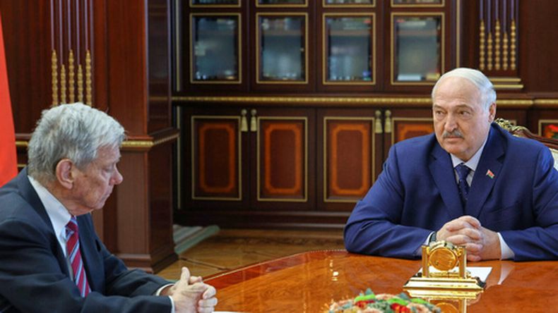 Foto entregada por el Servicio de Prensa de la Presidencia de Bielorrusia, que muestra al presidente bielorruso Alexander Lukashenko (der) con el enviado estadounidense John Coale en Minsk, Bielorrusia, el 19 de marzo del 2026. (Servicio de Prensa de la Presidencia de Bielorrusia via AP)