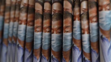 Residentes en HK apoyan libertad de prensa comprando diario