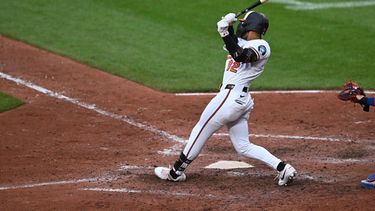 El segunda base de los Orioles de Baltimore Jeremiah Jackson le da seguimiento a su doble de dos carreras ante los Cachorros de Chicago el jueves 9 de julio del 2026. (AP Foto/Gail Burton)