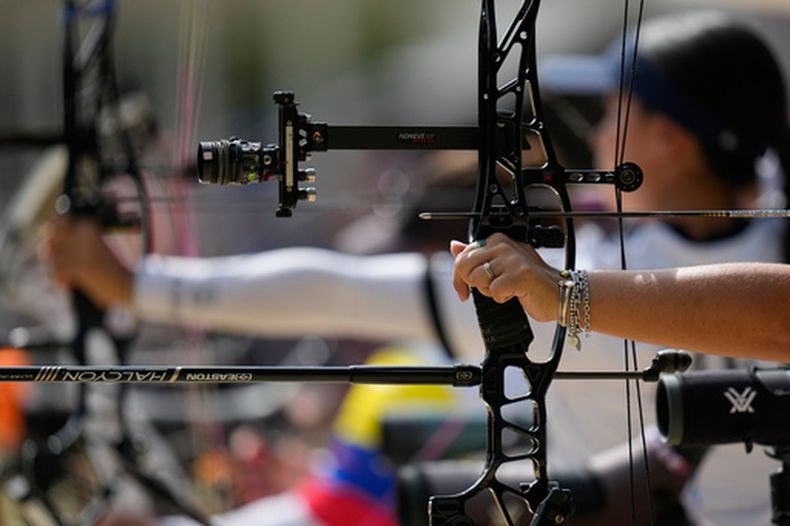 Las atletas compiten en la ronda clasificatoria del tiro con arco de los Juegos Centroamericanos y del Caribe, el viernes 24 de julio de 2026, en Santo Domingo. (AP Foto/Fernando Vergara)