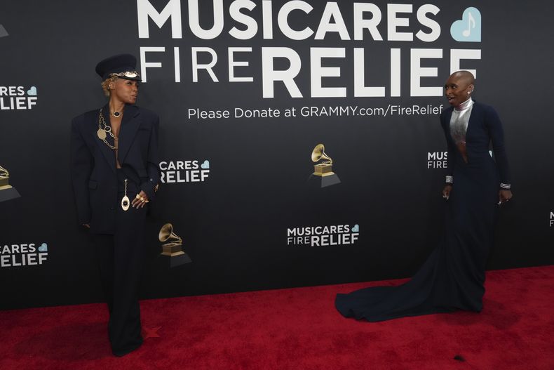 Janelle Monae, izquierda, y Cynthia Erivo llegan a la 67ª entrega anual de los Grammy el domingo 2 de febrero de 2025 en Los Ángeles. (Foto Jordan Strauss/Invision/AP)