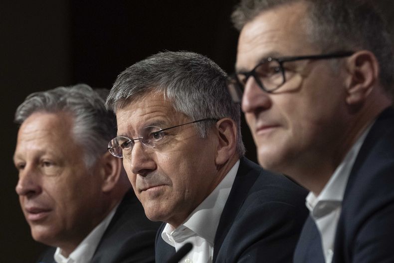 Jan Christian Dreesen (primer plano a la derecha), nuevo director ejecutivo del Bayern Múnich; el presidente Herbert Hainer y el director de prensa Stefan Mennerich durante una rueda de prensa en Múnich, el domingo 28 de mayo de 2023. (AP Foto/Matthias Schrader)