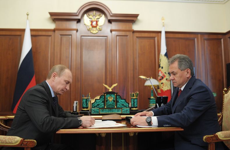 El presidente ruso Vladimir Putin y el ministro de Defensa Sergei Shoigu, derecha, en el Kremlin de Mosc&uacute; el jueves, 20 de marzo del 2014. (Foto AP/RIA Novosti, Alexei Druzhinin, Servicio de Prensa Presidencial)