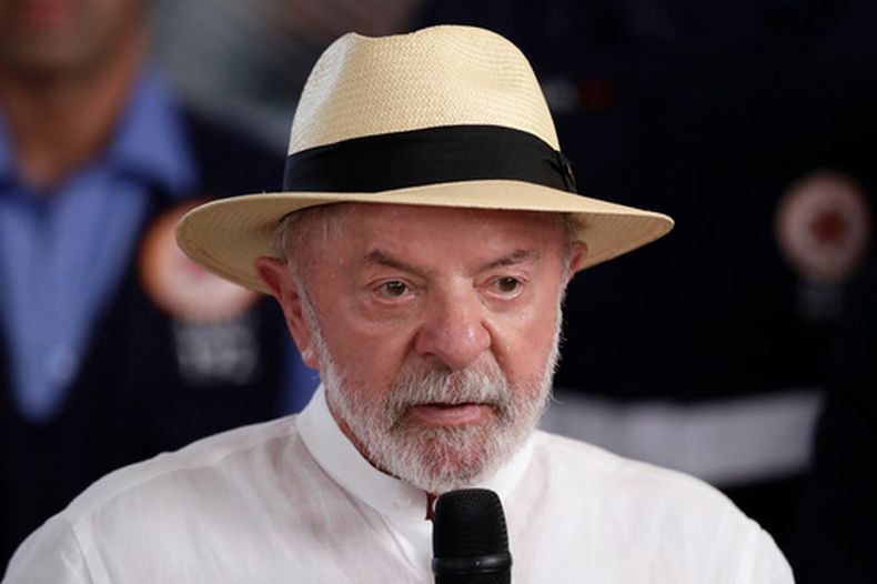 El presidente brasileño, Luiz Inácio Lula da Silva, visita el Hospital Andarai en Río de Janeiro, Brasil, el martes 28 de julio de 2026. (AP Foto/Bruna Prado)