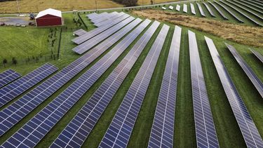 Biden retira aranceles a paneles solares