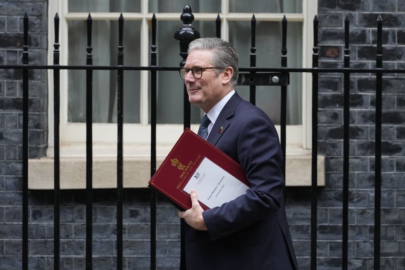 El primer ministro británico sale de 10 Downing Street en Londres el 30 de octubre del 2024. (AP foto/Kirsty Wigglesworth)