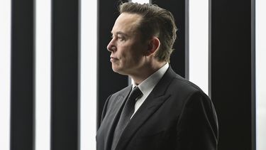 reporte: musk ofrece seguir adelante con compra de twitter