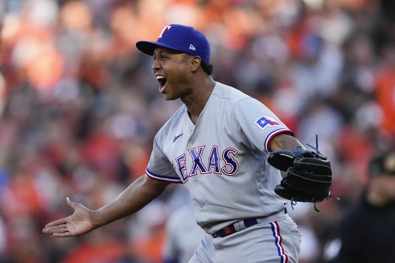 El dominicano José Leclerc, de los Rangers de Texas, festeja al sacar el último out del primer juego de la serie divisional ante los Orioles de Baltimore, el sábado 7 de octubre de 2023 (AP foto/Andrew Harnik)
