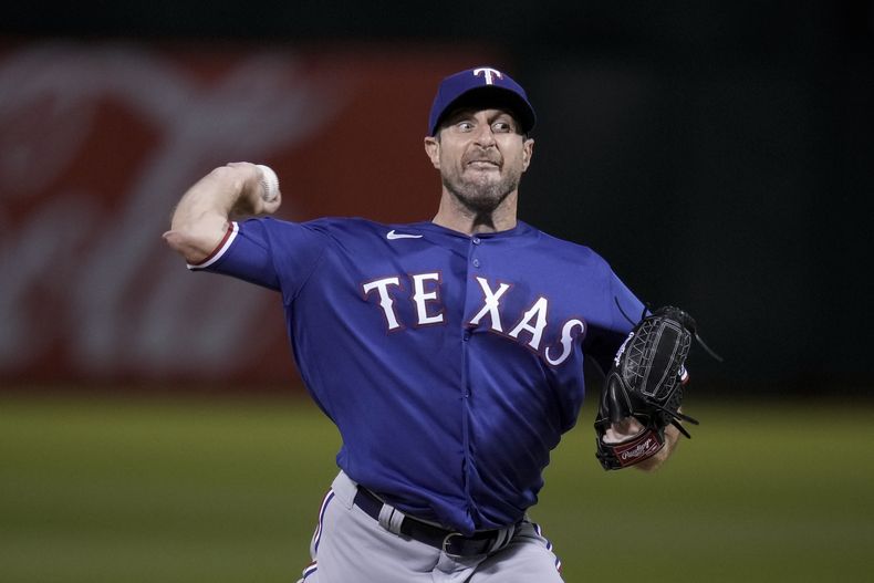 Max Scherzer lanzador de los Rangers de Texas lanza ante un bateador de los Atléticos de Oakland durante la sexta entrada del juego en Oakland. Martes 8 de agost de 2023. (AP Foto/Godofredo A. Vásquez)