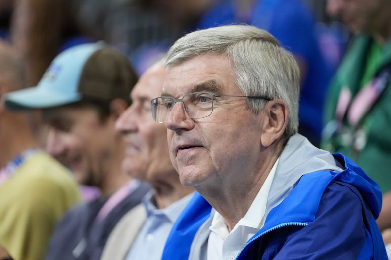 Thomas Bach, presidente del Comité Olímpico Internacional, presencia un partido de balonmano entre Alemania y Francia, el miércoles 7 de agosto de 2024, en Villeneuve-dAscq, Francia (AP Foto/Brian Inganga)