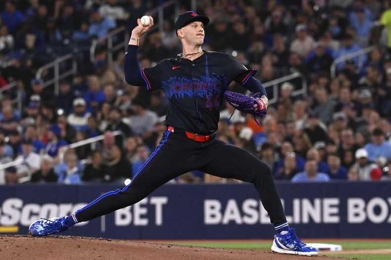 Bowden Francis, lanzador de los Azulejos de Toronto, labora en el juego del viernes 18 de abril de 2025, ante los Marineros de Seattle (Jon Blacker/The Canadian Press via AP)