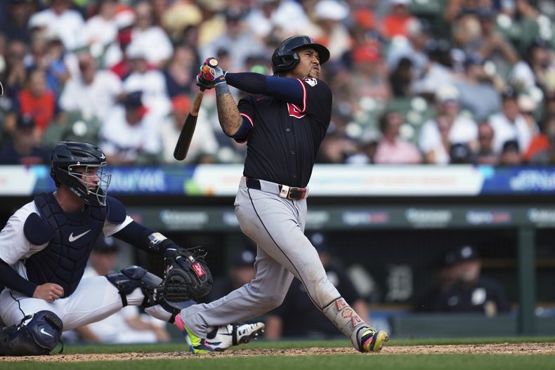 José Ramírez de los Guardianes de Cleveland batea un jonrón ante los Tigres de Detroit, el jueves 18 de septiembre de 2025, en Detroit. (AP Foto/Paul Sancya)