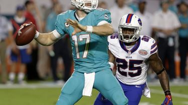 americateve | Ryan Tannehill, de los Dolphins de Miami, se prepara para lanzar un pase, mientras se acerca a &eacute;l DaNorris Searcy, de los Bills de B&uacute;falo, en el encuentro del jueves 13 de noviembre de 2014 (AP Foto/Alan D&iacute;az)