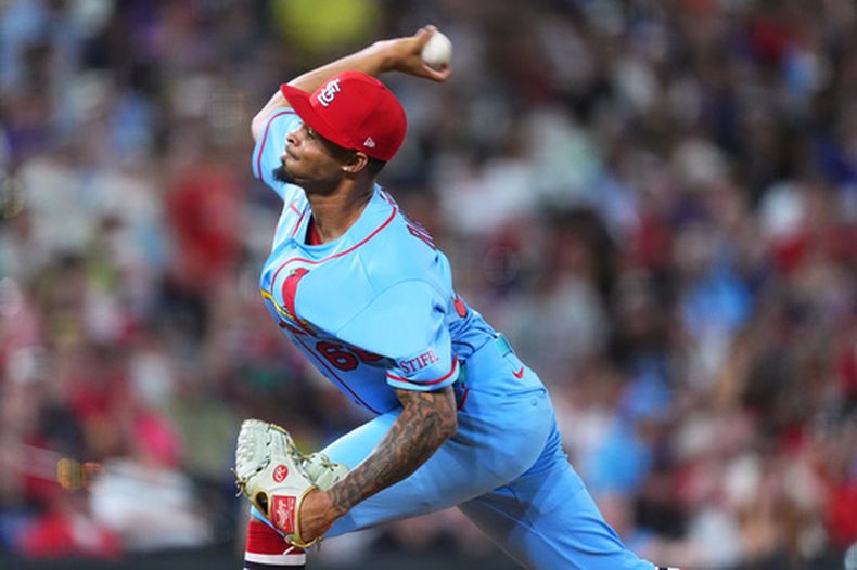 El dominicano Hancel Rincón, de los Cardenales de San Luis, hace un lanzamiento en el duelo ante los Rockies de Colorado, el sábado 5 de septiembre de 2026 (AP Foto/David Zalubowski)