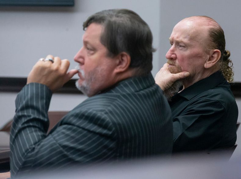 El acusado Dolphs Elmore Jr., a la derecha, acompañado de su abogado, William Agnew, escuchan la declaración de un testigo durante su juicio, el martes 1 de septiembre de 2026, en Galveston, Texas. (Stuart Villanueva/The Galveston County Daily News via AP, Pool)