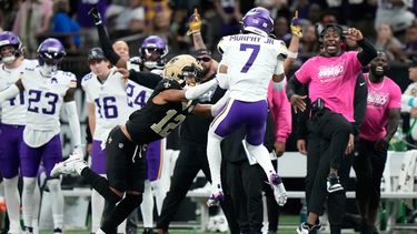 Byron Murphy Jr. (7), cornerback de los Vikings de Minnesota, intercepta un pase que iba destinado a Chris Olave (12), receptor abierto de los Saints de Nueva Orleans, el domingo 11 de octubre de 2026, en Nueva Orleans. (AP Foto/Gerald Herbert)