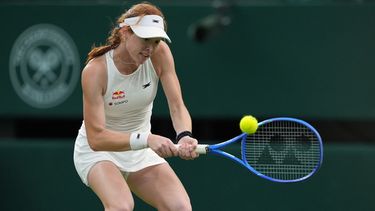 La australiana Maya Joint conecta un revés ante la estadounidense Serena Williams en su partido de primera ronda de individuales femeninos en el Campeonato de Tenis de Wimbledon, en Londres, el martes 30 de junio de 2026. (Foto AP/Maja Smiejkowska)