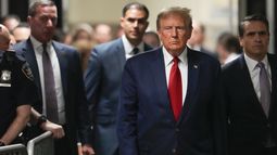 El expresidente Donald Trump llega al tribunal criminal de Manhattan, 15 de febrero de 2024, en Nueva York. El juicio a Donald Trump por acusaciones de pagos a cambio de silencio empezará el 25 de marzo, tal como estaba previsto, con la selección del jurado, falló el jueves el juez, rechazando el pedido de los abogados del expresidente de postergar el caso. (AP Foto/Mary Altaffer)