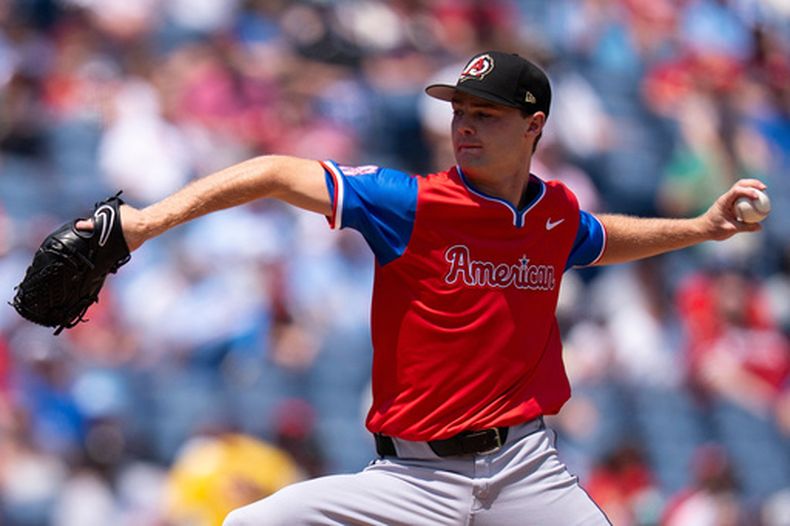 Kade Anderson (32) lanza durante el primer inning del Juego de Futuras Estrellas, el 22 de julio de 2026, en Filadelfia. (AP Foto/Chris Szagola)