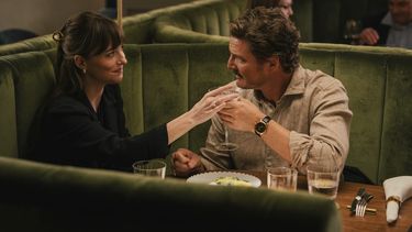 Esta imagen difundida por A24 muestra a Dakota Johnson, a la izquierda, y Pedro Pascal en una escena de Materialists. (A24 vía AP)