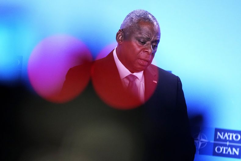 El secretario de Defensa de Estados Unidos, Lloyd Austin, durante una conferencia de prensa en el marco de una reunión de la OTAN, en su sede de Bruselas, el jueves 12 de octubre de 2023. (AP Foto/Virginia Mayo)