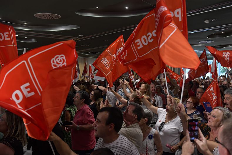 Partidarios del candidato socialista a la presidencia del gobierno, Pedro Sánchez, ondean banderas del partido durante un acto de campaña en Huesca, en el norte de España, el 17 de julio de 2023. Las elecciones generales del 23 de julio podrían convertir a España en el último de la Unión Europea en virar hacia la derecha. La mayoría de las encuestas sitúan al conservador Partido Popular por delante del Partido Socialista, pero podría necesitar el apoyo del ultraderechista Vox para formar gobierno. (AP Foto/Álvaro Barrientos)