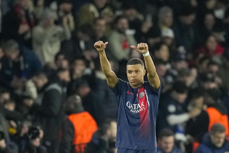 Kylian Mbappé del Paris Saint-Germain celebra tras anotar el primer gol de su equipo en el encuentro de octavos de final de la Liga de Campeones ante la Real Sociedad el miércoles 14 de febrero del 2024. (AP Foto/Christophe Ena)