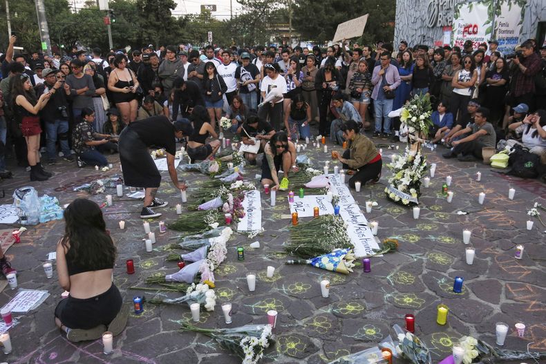 Personas realizan una vigilia en la entrada del Parque Bicentenario en la Ciudad de México el domingo 6 de abril de 2025, después de que el festival AXE Ceremonia fuera suspendido por el colapso de una estructura que mató a dos fotógrafos el día antes. (Foto AP/Berenice Bautista)