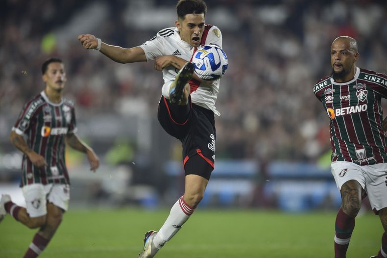 Pablo Solari, de River Plate de Argentina, controla el balón durante el partido contra Fluminense de Brasil, en la Copa Libertadores, el miércoles 7 de junio de 2023. (AP Foto/Gustavo Garello)