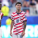 Los estadounidenses Folarin Balogun (20) y Christian Pulisic (10) tras la expulsión de Balogun durante el partido de 16vos de final del Mundial contra Bosnia, el miércoles 1 de julio de 2026, en Santa Clara, California. (AP Foto/Martin Meissner)