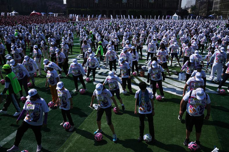 Personas practican sus habilidades en el fútbol en un intento por imponer un Récord Mundial Guinness de la clase de fútbol más grande del mundo, el domingo 15 de marzo de 2026, en Ciudad de México. (AP Foto/Marco Ugarte)