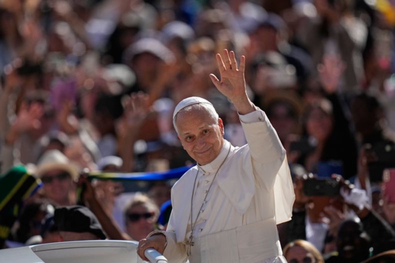 El papa León XIV llega a su audiencia general seminal en la Plaza de San Pedro, en el Vaticano, el miércoles 23 de septiembre de 2026. (AP Foto/Alessandra Tarantino)