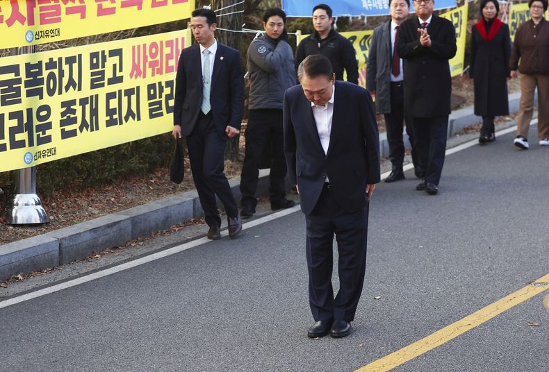 El presidente de Corea del Sur, Yoon Suk Yeol, que está apartado del cargo, saluda a sus seguidores a su salida de un centro de detención en Uiwang, Corea del Sur, el 8 de marzo de 2025. (Kim Do-hun/Yonhap vía AP)