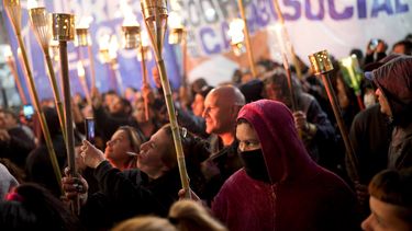 ARCHIVO - Manifestantes marchan contra el gobierno, para reclamar salarios más altos ante una inflación anual de más del 100%, una creciente pobreza y una rápida depreciación de su moneda, en Buenos Aires, Argentina, el 19 de abril de 2023. (AP Foto/Natacha Pisarenko, Archivo)
