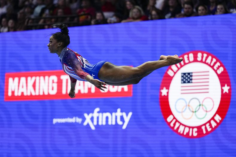 Simone Biles compite en ejercicios de suelo en las Pruebas Olímpicas de Gimnasia de Estados Unidos el domingo 30 de junio de 2024 en Minneapolis. (Foto AP/Charlie Riedel)