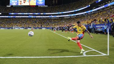 El volante colombiano James Rodríguez ejecuta un tiro de esquina durante la semifinal contra Uruguay en la Copa América, el miércoles 10 de julio de 2024, en Charlotte. (AP Foto/Jacob Kupferman)