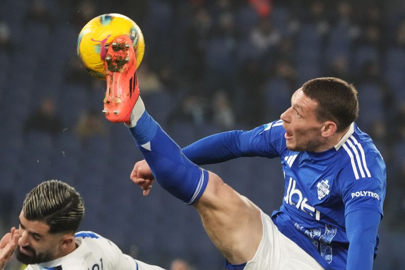 Andrea Belotti del Como pugna por el balón en el partido contra Lazio, el viernes 10 de enero de 2025, en Roma. (AP Foto/Gregorio Borgia)