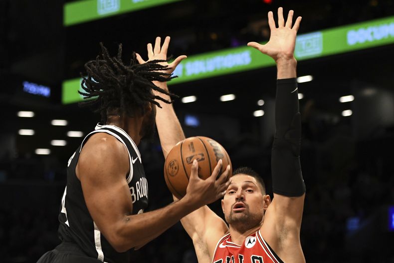 Cam Thomas intenta disparar por los Nets de Brooklyn sobre Nikola Vucevic, de los Bulls de Chicago, el viernes 1 de noviembre de 2024 (AP Foto/Pamela Smith)