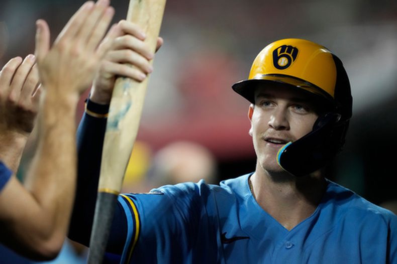 Cooper Pratt, de los Cerveceros de Milwaukee, celebra en el dugout después de anotar con un lanzamiento descontrolado de Sam Moll, de los Rojos de Cincinnati, en la quinta entrada del juego de béisbol de Grandes Ligas, el viernes 4 de septiembre de 2026, en Cincinnati. (AP Foto/Carolyn Kaster)